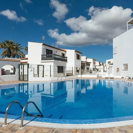 Aisha'S Home: Sun & Pools On The Southern Coast Арона
