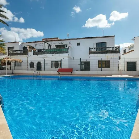 Aisha'S Home: Sun & Pools On The Southern Coast *